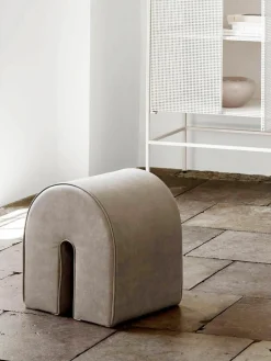 Beklede poef Curved uit nubuckleer^Kristina Dam Best
