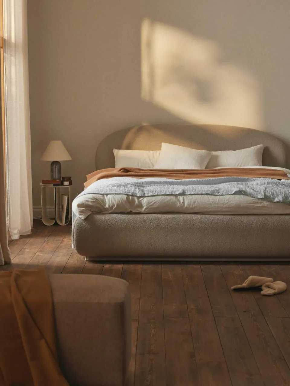 Bouclé gestoffeerd bed Alba met afgeronde hoeken^Westwing Collection Online