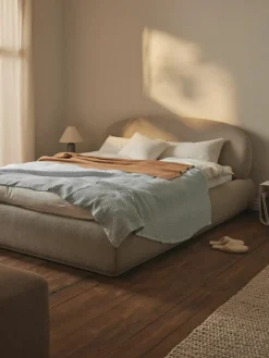 Bouclé gestoffeerd bed Alba met afgeronde hoeken^Westwing Collection Online