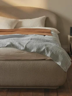 Bouclé gestoffeerd bed Alba met afgeronde hoeken^Westwing Collection Online