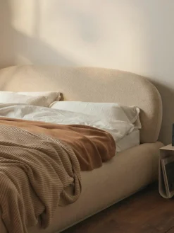 Bouclé gestoffeerd bed Alba met afgeronde hoeken^Westwing Collection Clearance