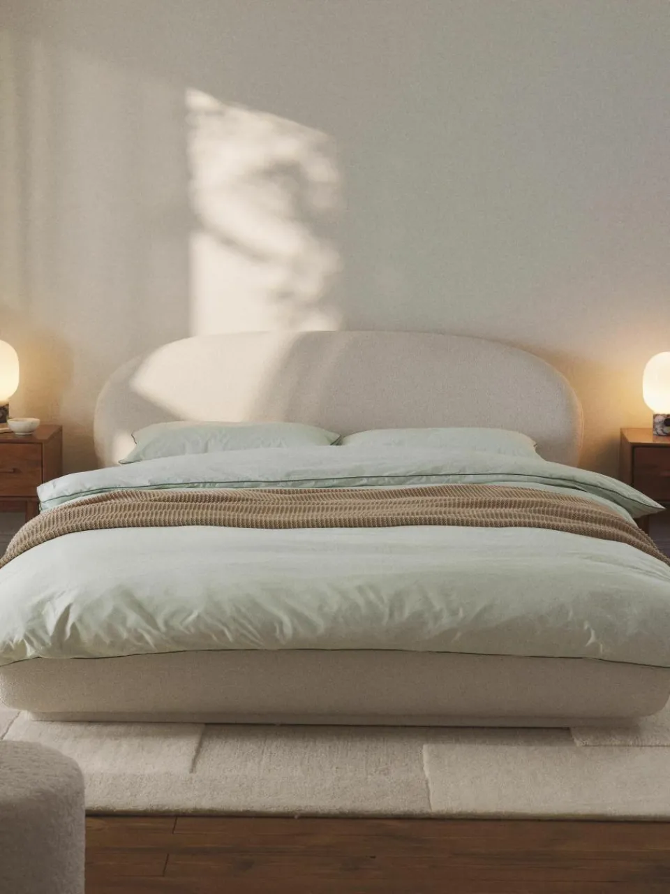 Bouclé gestoffeerd bed Alba met afgeronde hoeken^Westwing Collection Best
