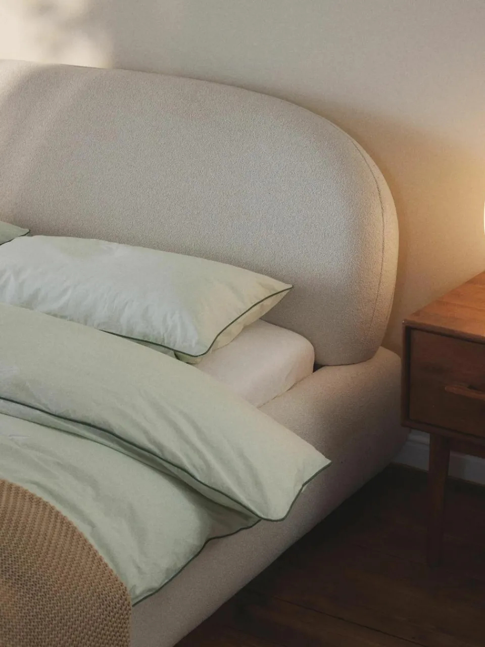 Bouclé gestoffeerd bed Alba met afgeronde hoeken^Westwing Collection Best