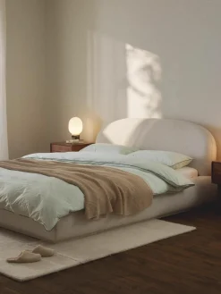 Bouclé gestoffeerd bed Alba met afgeronde hoeken^Westwing Collection Best