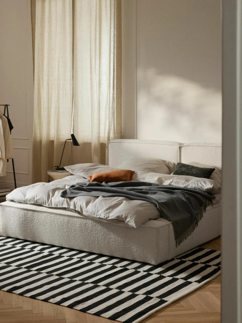Bouclé gestoffeerd bed Lennon met opbergruimte^Westwing Collection Online