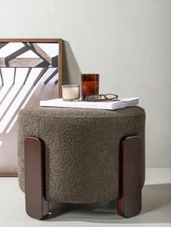 Bouclé poef Coffey met houten poten^Westwing New