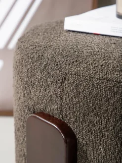 Bouclé poef Coffey met houten poten^Westwing New