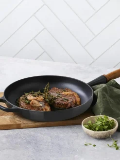 Braadpan Signature Collection uit gietijzer met houten handvat^LE CREUSET Clearance