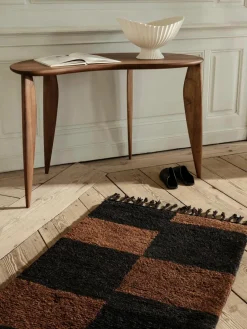 Bureau Feve van walnoothout in organische vorm^ferm LIVING New