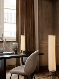 Dimbare LED vloerlamp Unbound met marmeren voet, in verschillende formaten^GUBI New