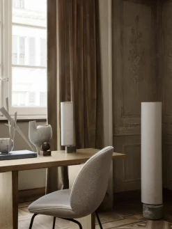 Dimbare LED vloerlamp Unbound met marmeren voet, in verschillende formaten^GUBI New