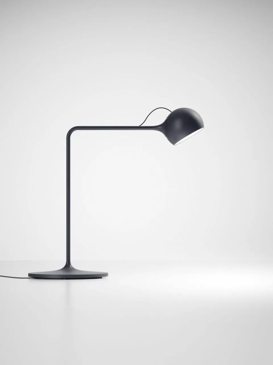 Dimbare verstelbare LED bureaulamp Ixa^Artemide Outlet