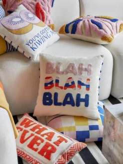 Dubbelzijdige kussenhoes Blah Blah met geborduurde opschrift^Westwing Collection Outlet