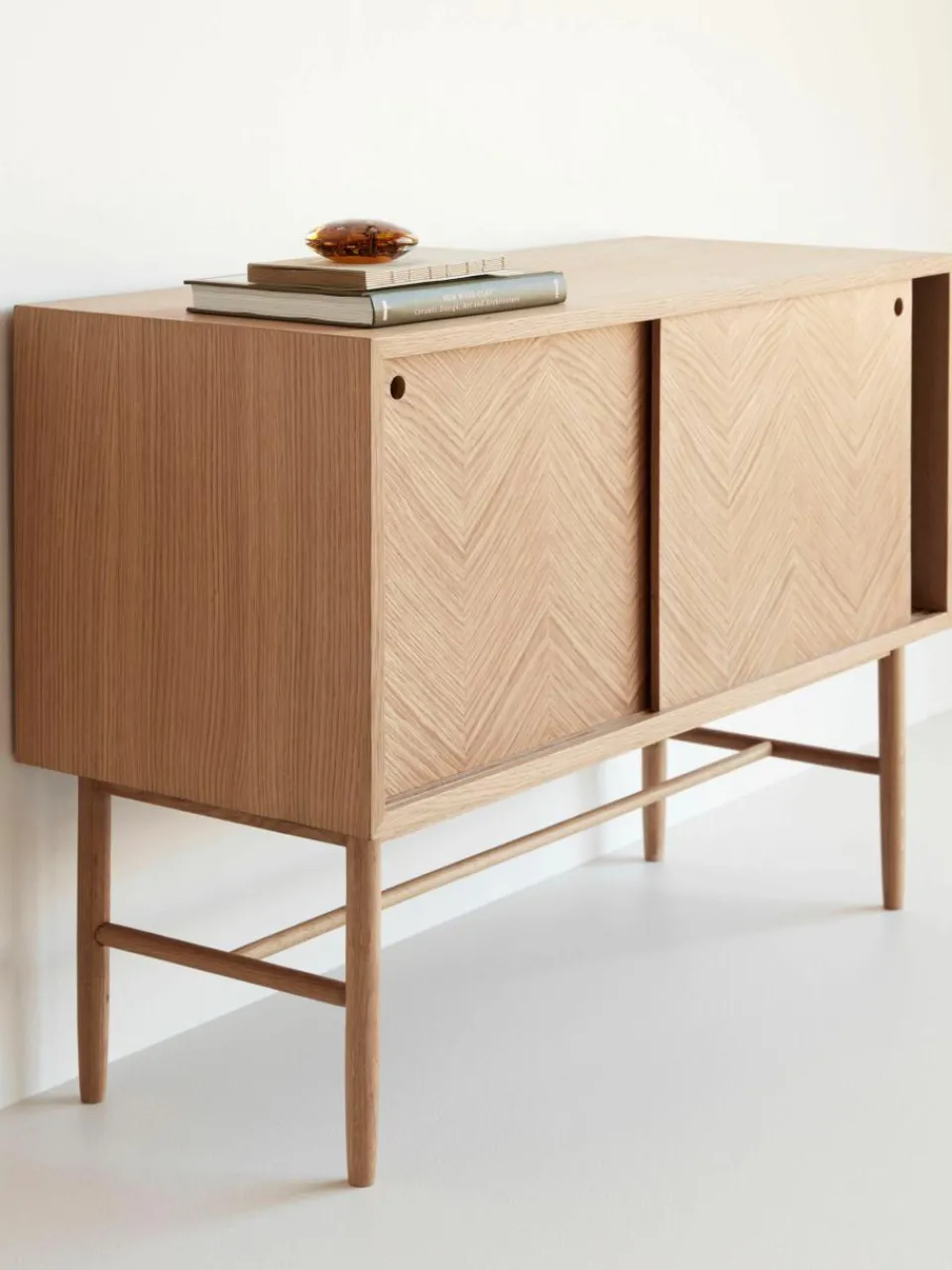 Eikenhouten dressoir Herringbone met visgraatpatroon^Hübsch Discount