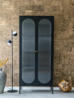 Eikenhouten vitrine Adelaide met gegroefd glas^House Nordic Online