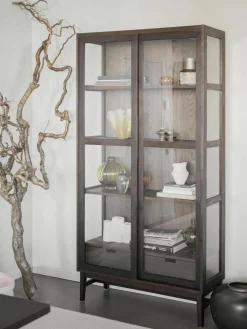 Eikenhouten vitrinekast Hazelton met schuifdeuren^Rowico Fashion