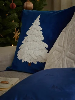 Fluwelen kussenhoes Amara met geborduurde kerstboom^Westwing Collection New