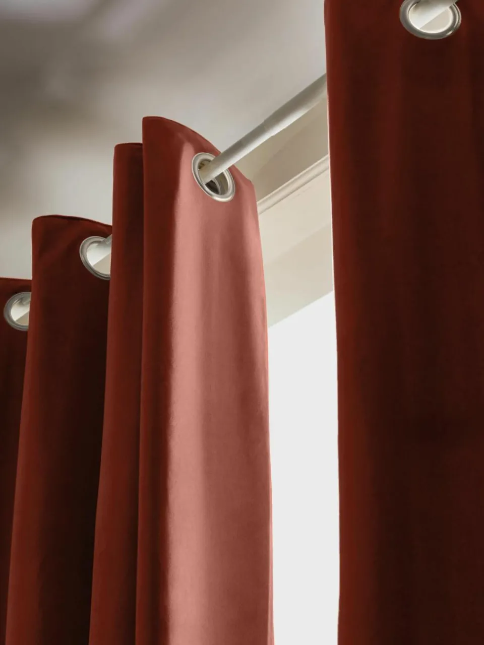 Fluwelen verduisteringsgordijn Rush met oogjes, 2 stuks^Westwing Collection Discount