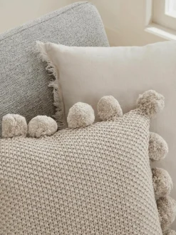 Gebreide kussenhoes Molly met pompoms^Westwing Collection New