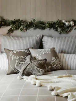 Gebreide plaid Molly met pompoms^Westwing Collection Clearance
