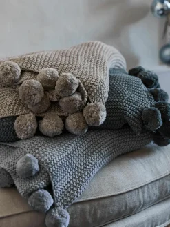Gebreide plaid Molly met pompoms^Westwing Collection Best
