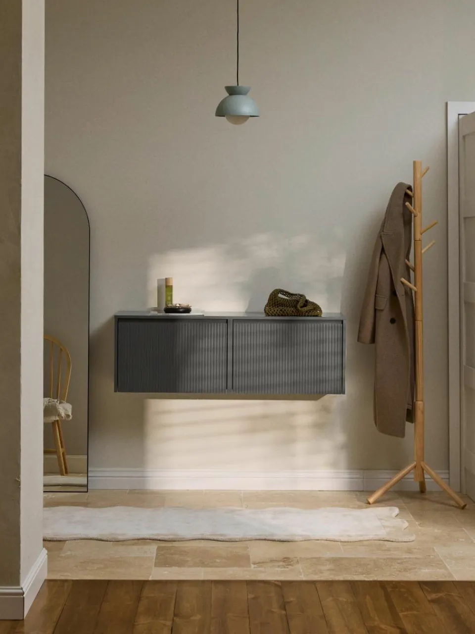 Gecanneleerde schoenenkast Shea voor wandmontage met opvouwbare vakken^Westwing Collection Best