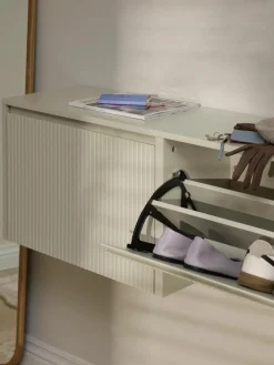 Gecanneleerde schoenenkast Shea voor wandmontage met opvouwbare vakken^Westwing Collection Best