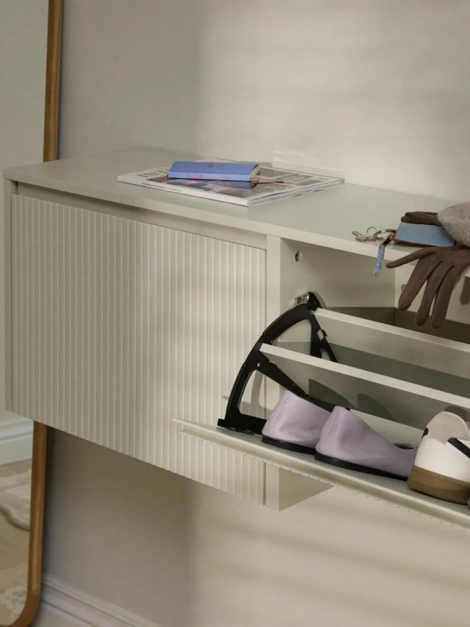 Gecanneleerde schoenenkast Shea voor wandmontage met opvouwbare vakken^Westwing Collection Best