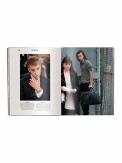 Geïllustreerd boek Timeless Treasures - The Fascination of Certified Pre-Owned Watches^teNeues Outlet