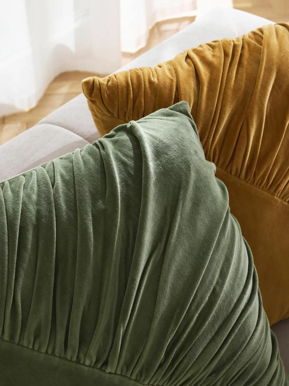 Geruffeld fluwelen kussen Vada^Westwing Collection Outlet