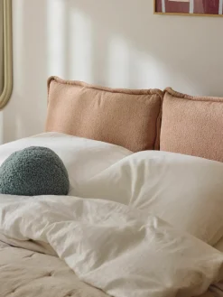 Gestoffeerd bed Amelia van teddy bouclé^Westwing Collection Sale