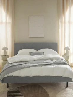 Gestoffeerd bed Giulia met houten poten^Westwing Collection Outlet
