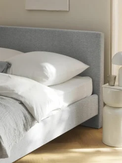 Gestoffeerd bed Giulia met houten poten^Westwing Collection Outlet