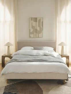 Gestoffeerd bed Giulia met houten poten^Westwing Collection Best