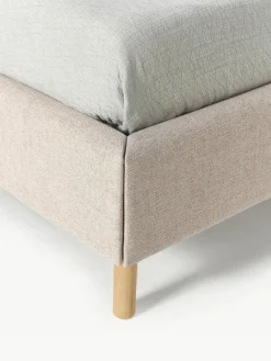 Gestoffeerd bed Giulia met houten poten^Westwing Collection Best