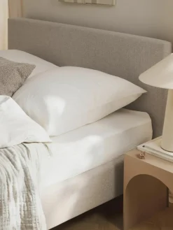 Gestoffeerd bed Giulia met houten poten^Westwing Collection Best