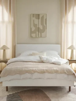 Gestoffeerd bed Giulia met houten poten^Westwing Collection Sale