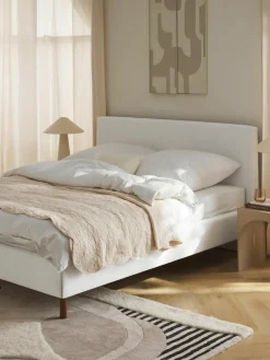 Gestoffeerd bed Giulia met houten poten^Westwing Collection Sale