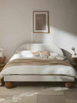 Gestoffeerd bed Rena met bolvormige poten van eikenhout^Westwing Collection Sale