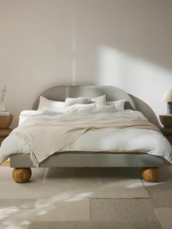Gestoffeerd bed Rena met bolvormige poten van eikenhout^Westwing Collection New