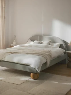Gestoffeerd bed Rena met bolvormige poten van eikenhout^Westwing Collection New