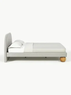 Gestoffeerd bed Rena met bolvormige poten van eikenhout^Westwing Collection New