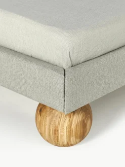 Gestoffeerd bed Rena met bolvormige poten van eikenhout^Westwing Collection New