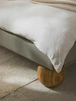 Gestoffeerd bed Rena met bolvormige poten van eikenhout^Westwing Collection New