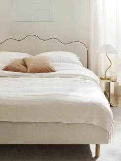 Gestoffeerd bed Romy met golvend hoofdeinde^Westwing Collection Online