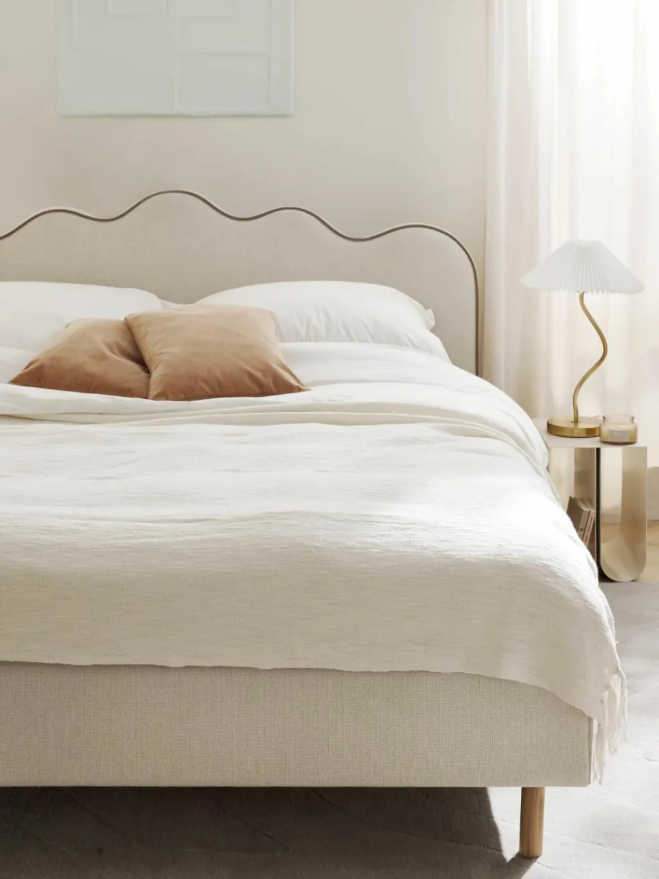 Gestoffeerd bed Romy met golvend hoofdeinde^Westwing Collection Online