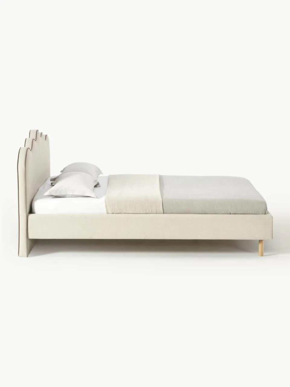 Gestoffeerd bed Romy met golvend hoofdeinde^Westwing Collection Online