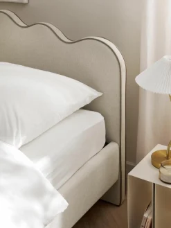 Gestoffeerd bed Romy met golvend hoofdeinde^Westwing Collection Online