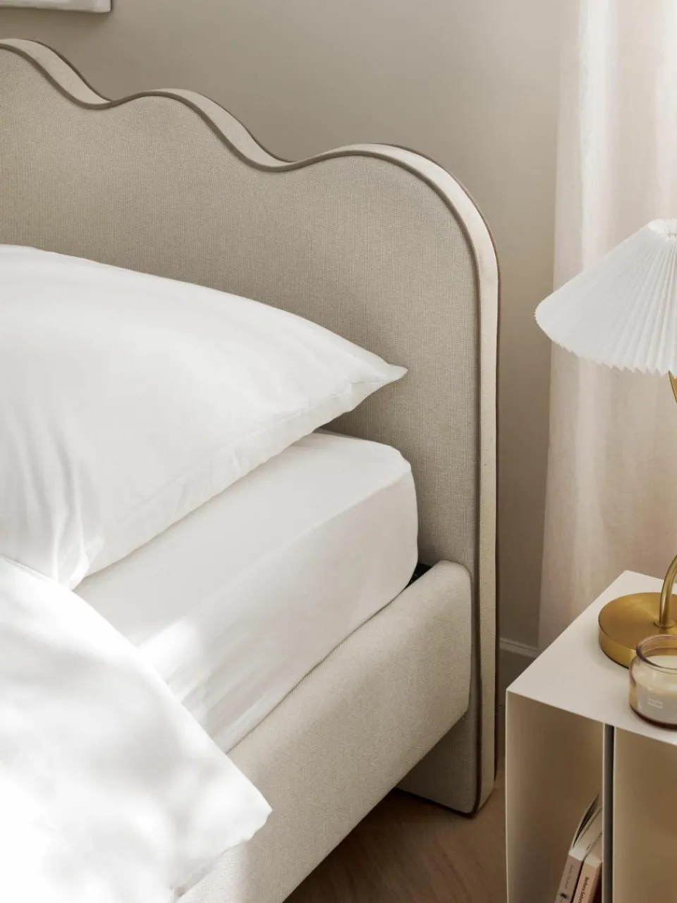 Gestoffeerd bed Romy met golvend hoofdeinde^Westwing Collection Online