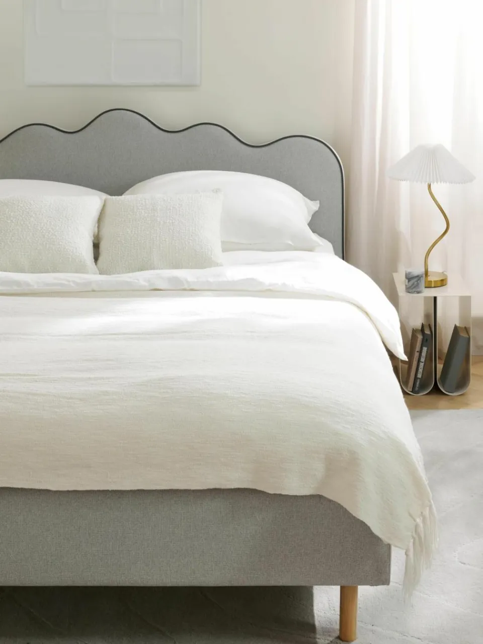 Gestoffeerd bed Romy met golvend hoofdeinde^Westwing Collection Fashion